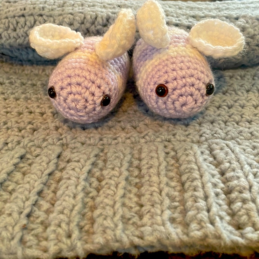 Hand made crochet mini amigurumi bee with white and purple strips 🧶 by Allie.